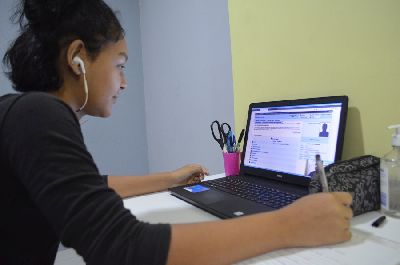 notícia: ‘A plataforma nos liga à escola de uma forma simples e acessível’, diz aluna sobre Escola Virtual