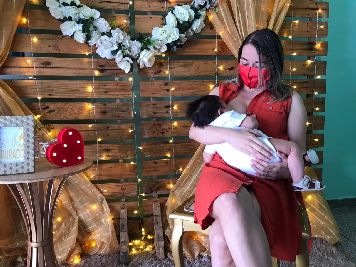 notícia: Agosto Dourado: Amamentar faz bem à saúde mental de mãe e filho
