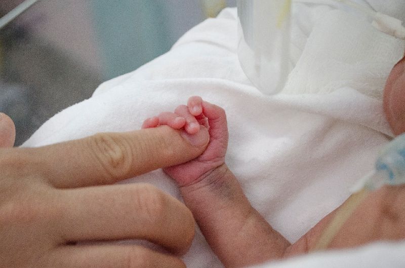 A escolha do parto é baseada em critérios médicos identificados durante o pré-natal, para assegurar a saúde da mãe e bebê.
