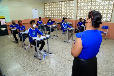 notícia: Waldez Góes anuncia pagamento de abono salarial a profissionais da Educação