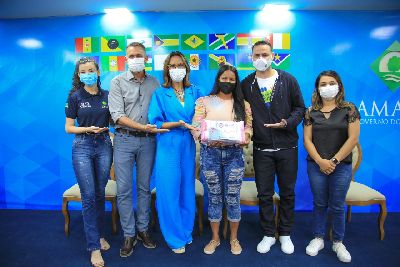 notícia:  Governo entrega kits de absorventes higiênicos para jovens em vulnerabilidade e de comunidades rurais