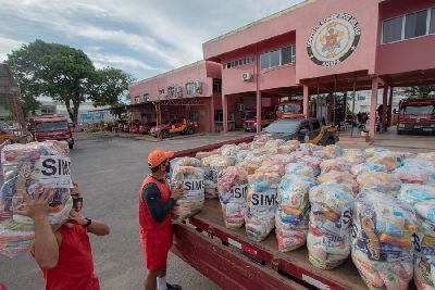 notícia: Governo envia cestas básicas para famílias atingidas por enchentes em  Calçoene