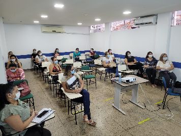 notícia: Hospital da Mulher capacita profissionais para orientar mães sobre dúvidas na amamentação