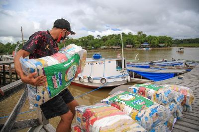 notícia: Comida em Casa alcança mais 765 famílias ribeirinhas de Mazagão; Governo já entregou 49.212 cestas de alimentos
