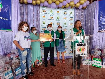 notícia: Governo do Amapá entrega 288 kits socioassistenciais e repassa R$ 647 mil para Casa de Acolhimento Jari