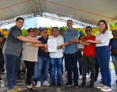 notícia: Waldez e Davi assinam ordem de serviço para construção de casas populares em Cutias do Araguari