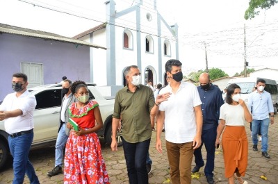 notícia: Governador Waldez apresenta Mazagão Velho para equipe do BNDES