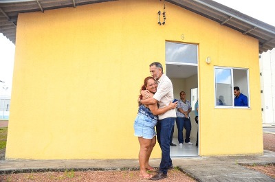 notícia: Junto com famílias, Waldez vistoria unidades habitacionais no Conjunto Miracema