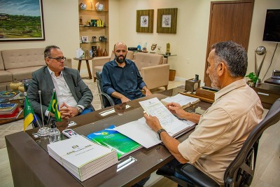 notícia: Sonho da propriedade: Waldez assina 40 Títulos de Domínio da zona norte de Macapá