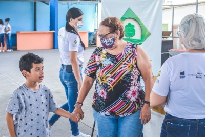 notícia: Dia D contra Sarampo e Influenza: “É bom que a criança tenha o exemplo dentro de casa”, diz idosa que se vacinou junto com o neto