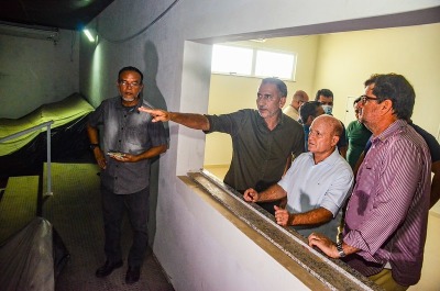 notícia: Waldez, Davi e Bala inspecionam obras do Teatro Municipal de Santana