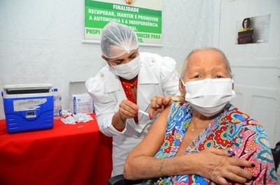 notícia: #VacinaAmapá: 76 idosos do Abrigo São José recebem quarta dose da vacina contra a covid-19