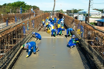 notícia: Viaduto da Integração: Laje que irá receber as pistas no alto do viaduto já está com 50% dos serviços concluídos. 
