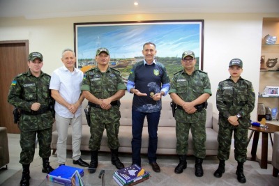 notícia: Governador Waldez é condecorado pelo Batalhão Ambiental