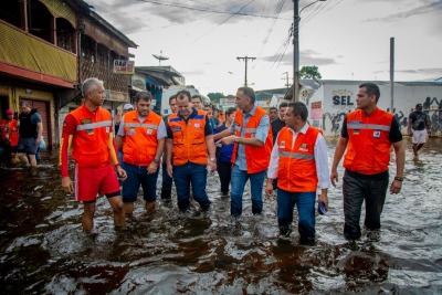notícia: Vale do Jari: Governador Waldez acompanha ações de assistência humanitária às famílias afetadas
