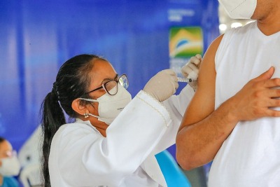 notícia: Governo do Estado reforça recomendação aos municípios para aplicação da 4ª dose em adolescentes imunossuprimidos