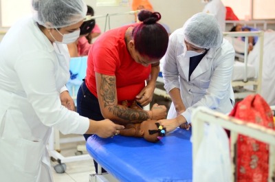 notícia: Shantala: Mãe Luzia oferta curso de massagem indiana para as mães internadas na unidade 