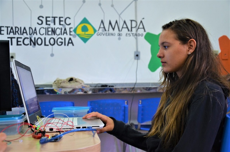 notícia: Governo do Amapá abre curso de informática básica gratuito para alunos de escola pública do ensino médio