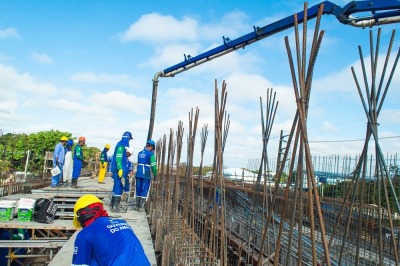 notícia: Viaduto da Integração: laje que irá receber as pistas no alto do viaduto é concluída