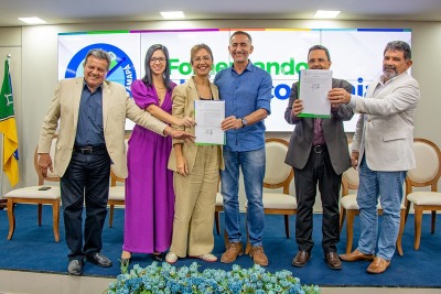 notícia: Nova Economia: Waldez assina projeto de lei que institui a Política Estadual de Fomento ao Empreendedorismo