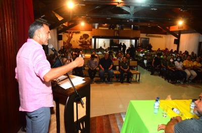 notícia: Em posse da nova diretoria da Liga das Escolas de Samba do Amapá, Waldez anuncia R$ 3,5 mi para o carnaval 2023