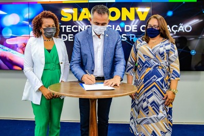 notícia: Waldez assina decreto que institui o Sistema de Acompanhamento de Convênios