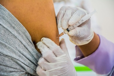 notícia: Covid-19: Governo do Estado orienta municípios para a terceira dose em adolescentes