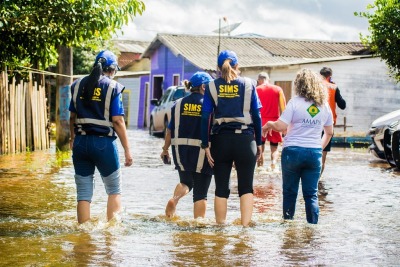 notícia: Governo do estado envia assistência humanitária para famílias atingidas pelo alagamento em Laranjal do Jari