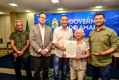 notícia: Governo entrega 54 títulos de domínio para moradores da zona norte de Macapá