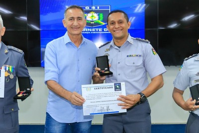 notícia: Governo homenageia militares e civis com medalhas de mérito institucional e dedicação por tempo de serviço