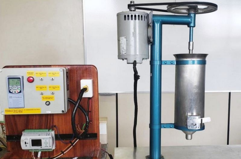 Uma máquina que tira a polpa de açaí utilizando a energia solar é a nova patenteada do Amapá na área de ciência, tecnologia e inovação. A empresa conseguiu o registro este ano, pelo Instituto Nacional da Propriedade Industrial (Inpi) que constatou a originalidade das ideias que possibilitaram a criação da despolpadeira fotovoltaica de açaí. <div class='credito_fotos'>Foto: Divulgação | <a href='/midias/2023/originais/15608_a3a5e471-dc02-c409-f780-5b8c89dda6f1.jpg' download><i class='fa-solid fa-download'></i> Download</a></div>