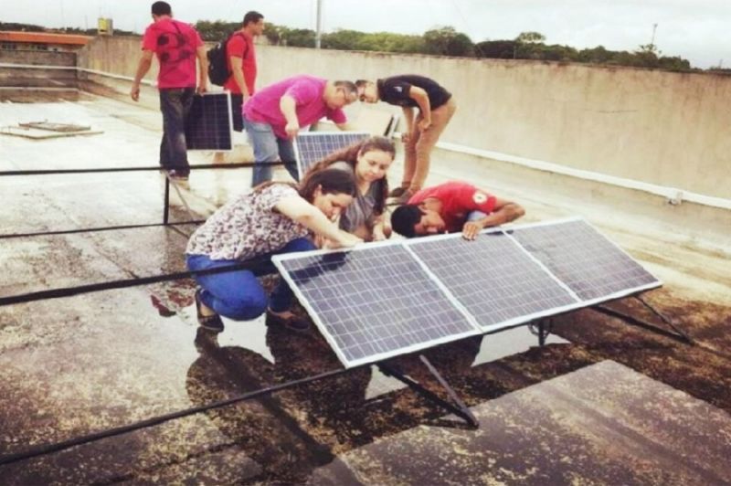Uma máquina que tira a polpa de açaí utilizando a energia solar é a nova patenteada do Amapá na área de ciência, tecnologia e inovação. A empresa conseguiu o registro este ano, pelo Instituto Nacional da Propriedade Industrial (Inpi) que constatou a originalidade das ideias que possibilitaram a criação da despolpadeira fotovoltaica de açaí. <div class='credito_fotos'>Foto: Divulgação | <a href='/midias/2023/originais/15608_fc063142-20d0-470e-a374-37d0066b03c9.jpg' download><i class='fa-solid fa-download'></i> Download</a></div>