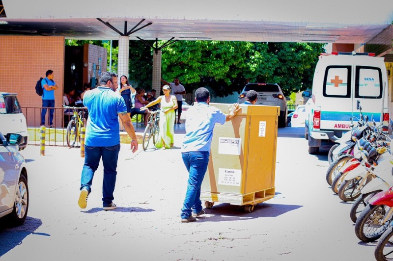 Equipamento sendo entregue ao Hospital de Clínicas Dr. Alberto Lima 