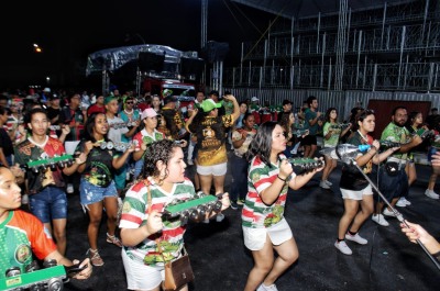 notícia: Escolas de Samba animam segunda noite de ensaios técnicos no Sambódromo