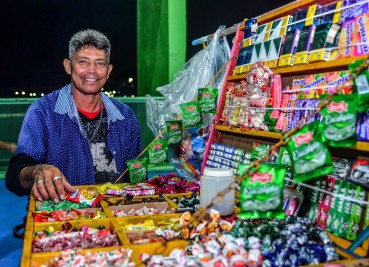 notícia: Alegria, muito samba e oportunidade de renda extra tomam conta do Sambódromo no 1º dia de desfile das escolas