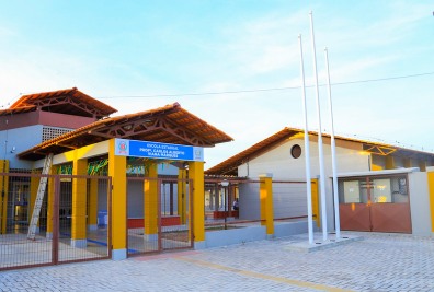 notícia: Prazo para matrícula nas escolas de Gestão Compartilhada, Cívico-Militares, Bilíngues e Educação de Jovens e Adultos Técnico Profissionais inicia di