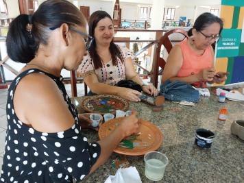 notícia: Com pincel, tinta e muita criatividade, artesãos aprendem a técnica de pintura em cerâmica