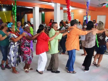 notícia: Idosos do Abrigo São José têm dia de folia com o 'Baile da Terceira Idade'