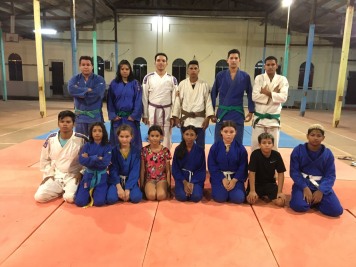 notícia: Escola estadual incentiva prática esportiva com aulas de judô para alunos e moradores de bairro santanense