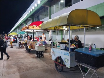 notícia: Ensaios técnicos no Sambódromo atraem público e geram renda para vendedores ambulantes