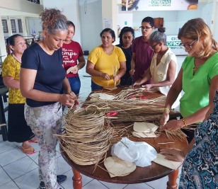 notícia: Artesãos participam de oficina sobre técnicas de montagem de cestas com cipó