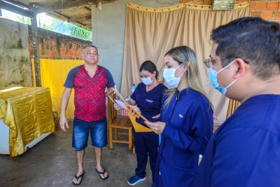 notícia: Paciente da ‘Operação Dr. Teles’ entrega cartas a equipe multiprofissional ao receber alta: 'gratidão'