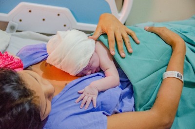 notícia: Maternidade Mãe Luzia destaca os benefícios do contato da mãe com o recém-nascido