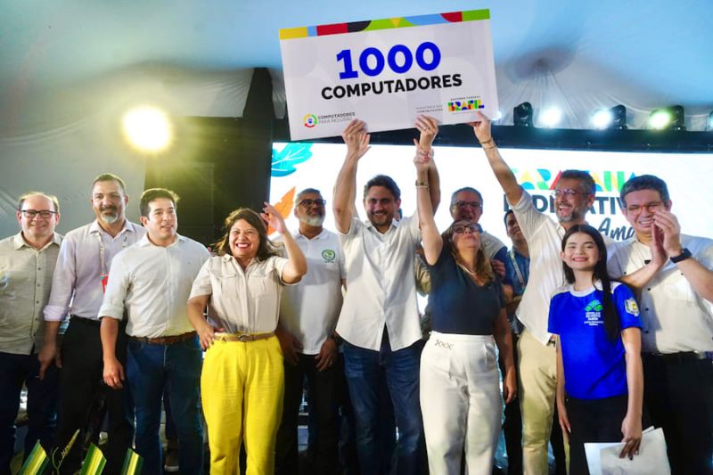 O Governo do Amapá iniciou a distribuição de 390 computadores em escolas da rede estadual. Os equipamentos que irão reforçar a educação pública e promover a inclusão digital, foram adquiridos em parceria com o Ministério das Comunicações. A medida cumpre a proposta do Plano de Governo da gestão, que visa levar a tecnologia às salas de aula. <div class='credito_fotos'>Foto: Evandro Vilhena/Seed | <a href='/midias/2024/originais/15639_3f5ef0c2-6af5-bf48-6dc2-863b84c1ec2d.jpg' download><i class='fa-solid fa-download'></i> Download</a></div>