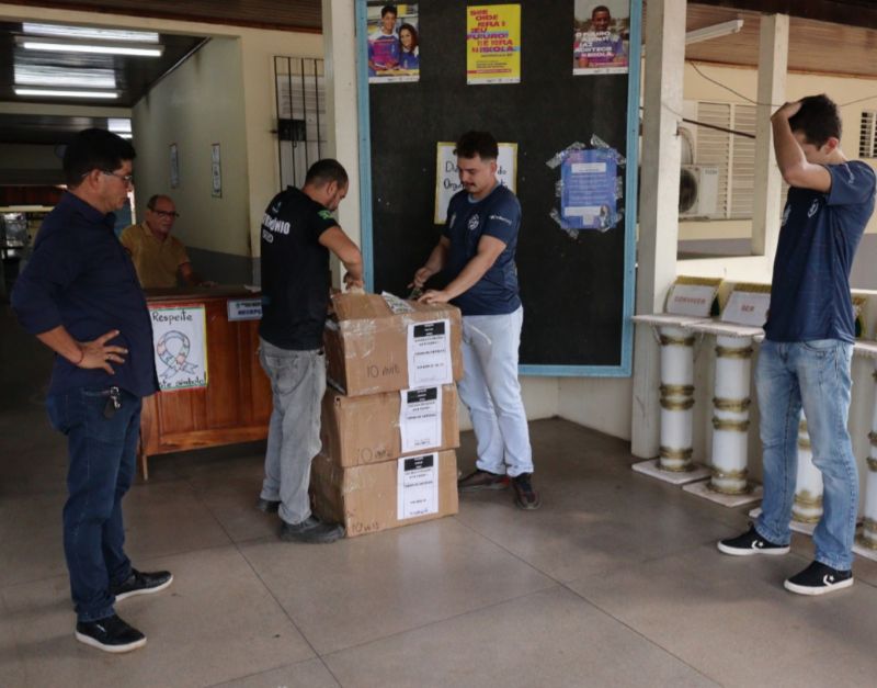 O Governo do Amapá iniciou a distribuição de 390 computadores em escolas da rede estadual. Os equipamentos que irão reforçar a educação pública e promover a inclusão digital, foram adquiridos em parceria com o Ministério das Comunicações. A medida cumpre a proposta do Plano de Governo da gestão, que visa levar a tecnologia às salas de aula. <div class='credito_fotos'>Foto: Evandro Vilhena/Seed | <a href='/midias/2024/originais/15639_5404db4d-9c64-037d-632b-12922fda0666.jpg' download><i class='fa-solid fa-download'></i> Download</a></div>