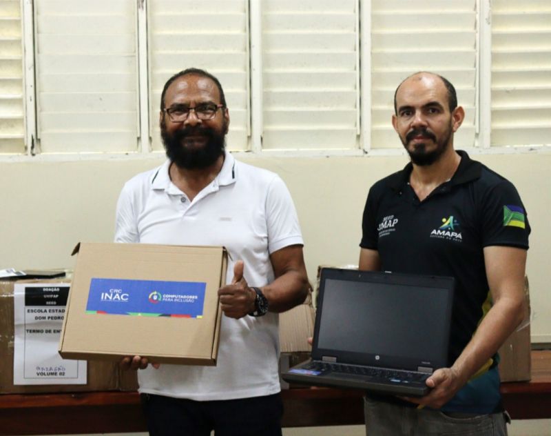 O Governo do Amapá iniciou a distribuição de 390 computadores em escolas da rede estadual. Os equipamentos que irão reforçar a educação pública e promover a inclusão digital, foram adquiridos em parceria com o Ministério das Comunicações. A medida cumpre a proposta do Plano de Governo da gestão, que visa levar a tecnologia às salas de aula. <div class='credito_fotos'>Foto: Evandro Vilhena/Seed | <a href='/midias/2024/originais/15639_5652ae05-3b87-74b8-9484-962e8892af35.jpg' download><i class='fa-solid fa-download'></i> Download</a></div>