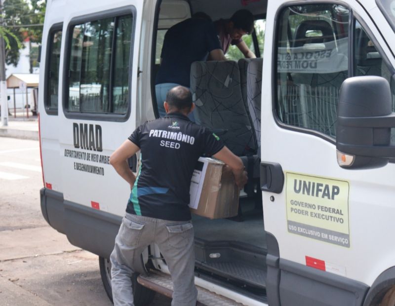 O Governo do Amapá iniciou a distribuição de 390 computadores em escolas da rede estadual. Os equipamentos que irão reforçar a educação pública e promover a inclusão digital, foram adquiridos em parceria com o Ministério das Comunicações. A medida cumpre a proposta do Plano de Governo da gestão, que visa levar a tecnologia às salas de aula. <div class='credito_fotos'>Foto: Evandro Vilhena/Seed | <a href='/midias/2024/originais/15639_5883145c-e661-0652-c744-3403586db794.jpg' download><i class='fa-solid fa-download'></i> Download</a></div>