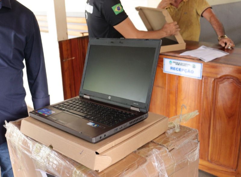 O Governo do Amapá iniciou a distribuição de 390 computadores em escolas da rede estadual. Os equipamentos que irão reforçar a educação pública e promover a inclusão digital, foram adquiridos em parceria com o Ministério das Comunicações. A medida cumpre a proposta do Plano de Governo da gestão, que visa levar a tecnologia às salas de aula. <div class='credito_fotos'>Foto: Evandro Vilhena/Seed | <a href='/midias/2024/originais/15639_accda057-152b-2985-dc5a-d7e8314b1570.jpg' download><i class='fa-solid fa-download'></i> Download</a></div>