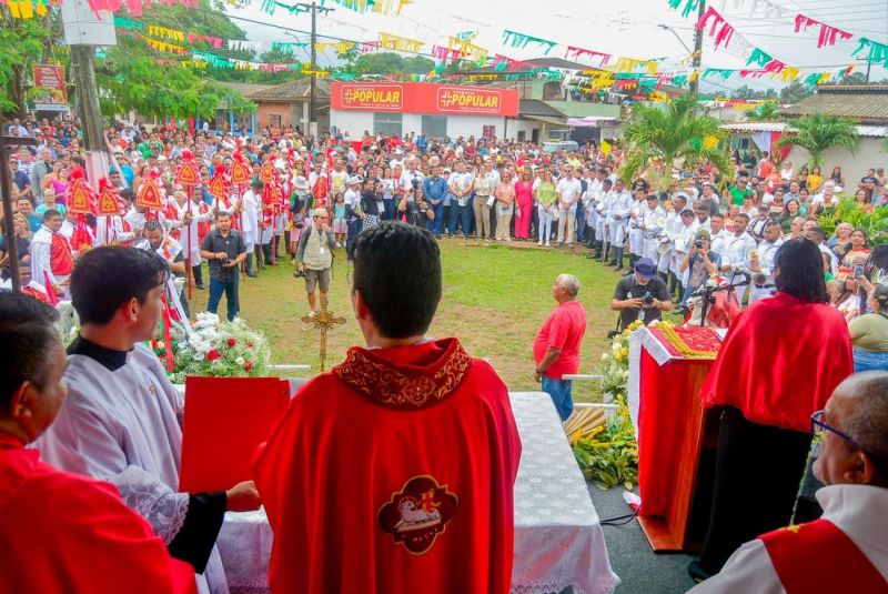 Missa celebra a fé do povo de Mazagão Velho no Dia de São Tiago.

Em 2024, festividade completa 247 anos de tradição e recebe apoio do Governo do Amapá. <div class='credito_fotos'>Foto: Maksuel Martins/GEA   |   <a href='/midias/2024/originais/15645_0df289ea-0a8f-27ea-baf5-28688a4c256d.jpg' download><i class='fa-solid fa-download'></i> Download</a></div>