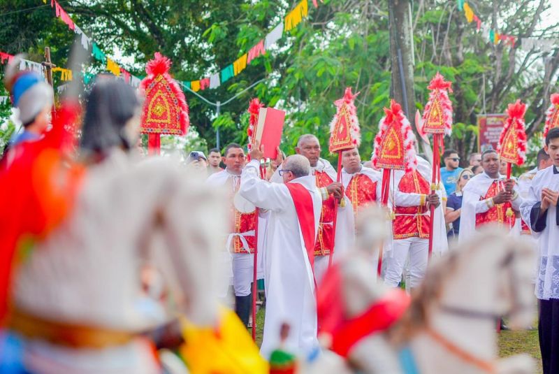Missa celebra a fé do povo de Mazagão Velho no Dia de São Tiago.

Em 2024, festividade completa 247 anos de tradição e recebe apoio do Governo do Amapá. <div class='credito_fotos'>Foto: Maksuel Martins/GEA   |   <a href='/midias/2024/originais/15645_6792c405-dd7f-6f28-0538-d5f642ffe4dd.jpg' download><i class='fa-solid fa-download'></i> Download</a></div>